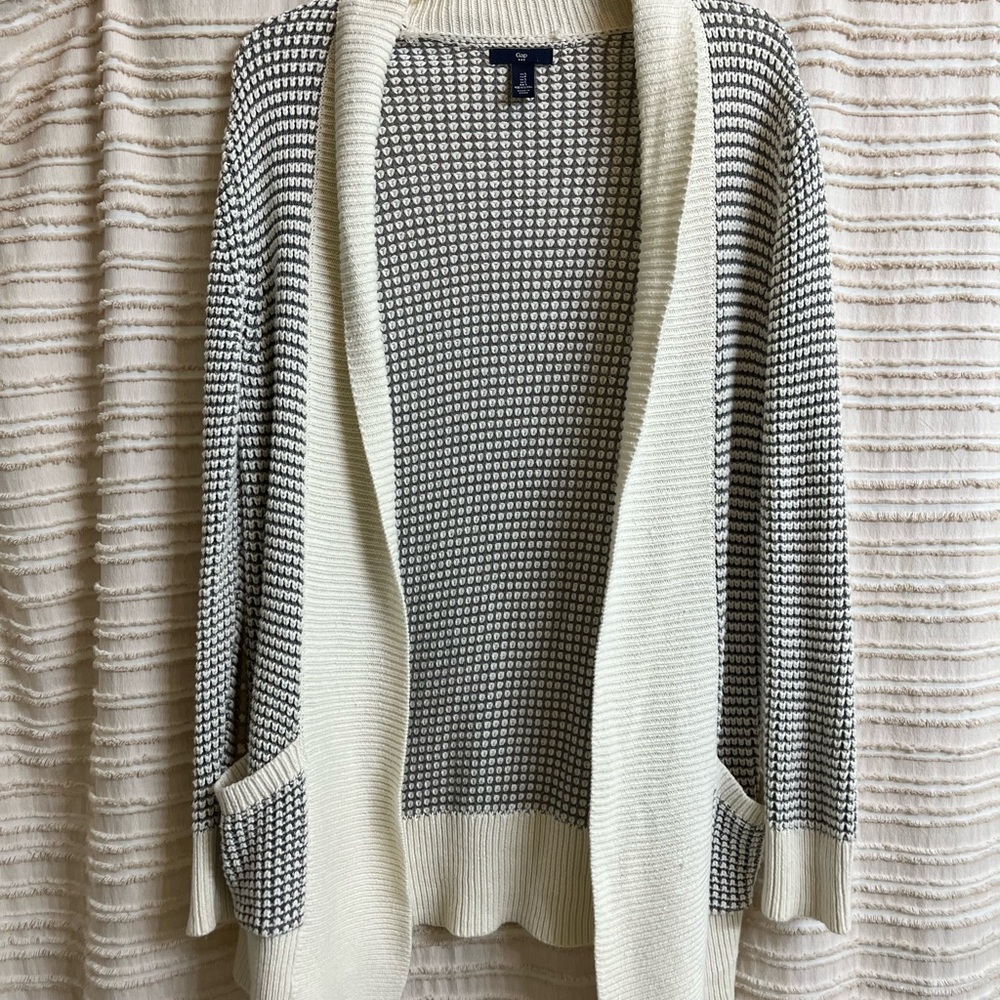 Gap Women's Grey and White Sweater